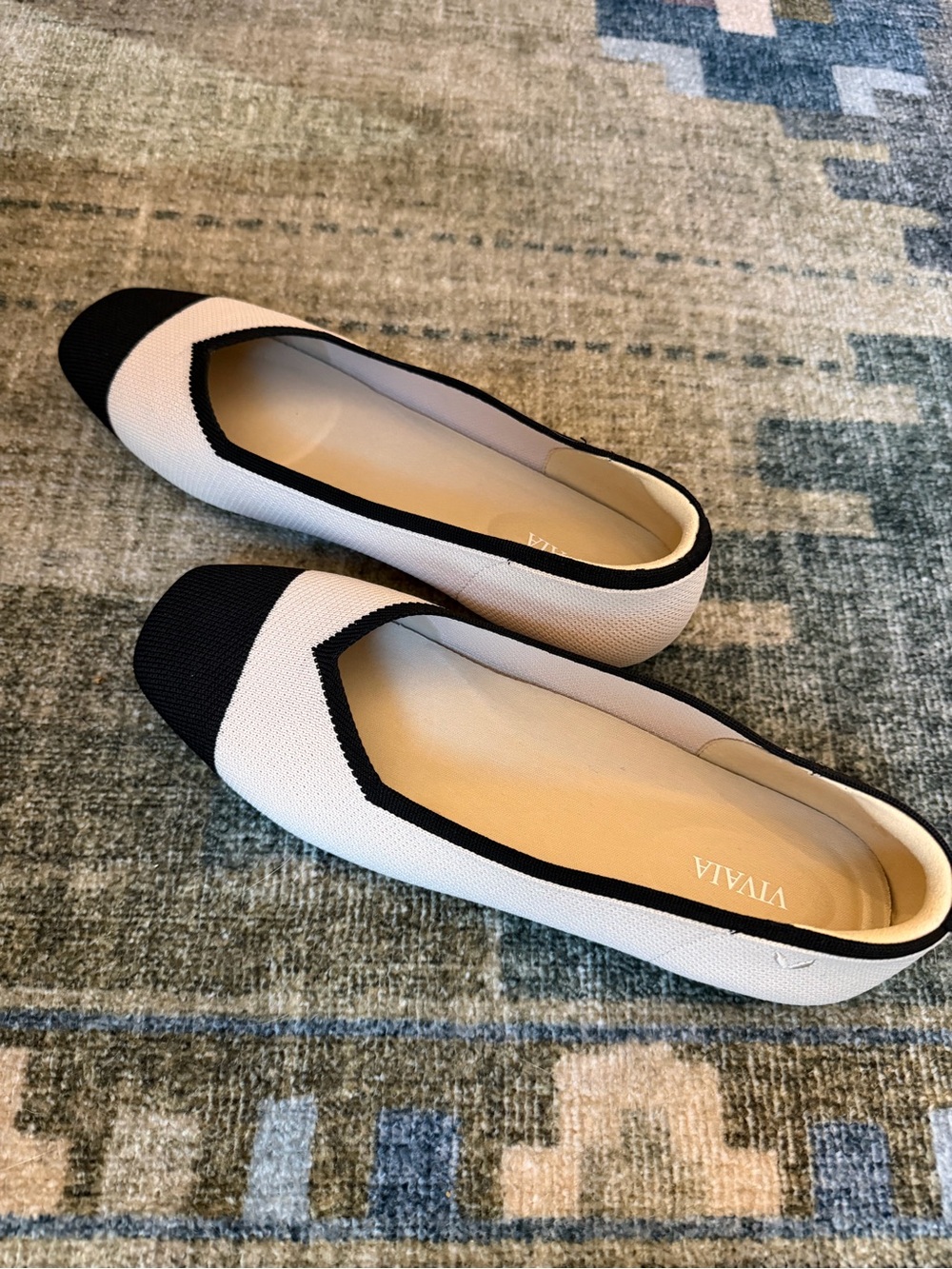 VIVAIA square toe V-cut Flats